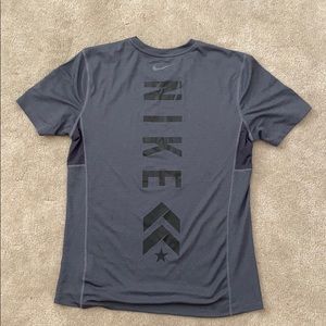 Barrys bootcamp x Nike men blue size medium shirt